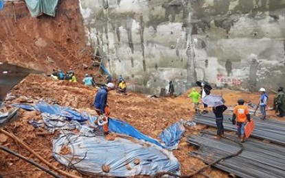 <p><strong>LANDSLIDE.</strong> Rescuers work to retrieve the bodies of two construction firm employees, who were buried in mud after a landslide swept the barracks they were staying in amid continuous monsoon rains in Barangay Salud Mitra, Baguio City around 3 p.m. on Wednesday (June 13, 2018).  <em>(Photo courtesy of Paeng Valencia, Rescue 911)</em></p>